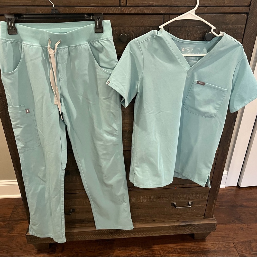 FIGS Light Mint Green XS V-Neck Scrub Top and XS Kade pants. Excellent condition